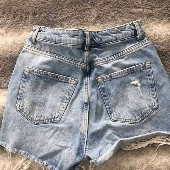 TOPSHOP High Waisted Distressed denim shorts - Picture 2 of 7